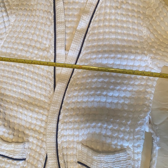 Peacock Alley Cotton Waffle Weave White w/Navy Piping Robe, Size Med Large - Picture 6 of 12